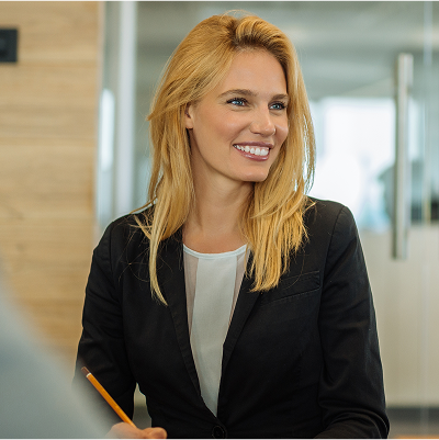 Glimlachende kantoorvrouw