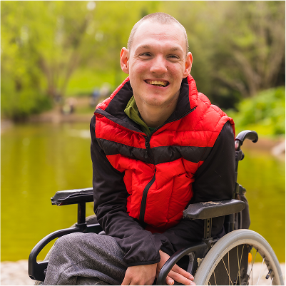Gehandicapte man in roelstoel