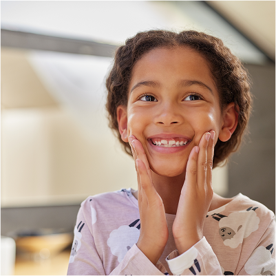 Getinte lachend klein meisje