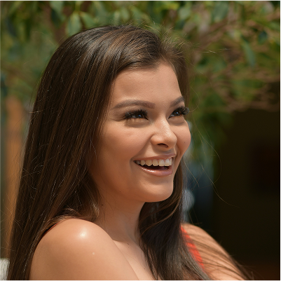 Glimlachende knap meisje mond