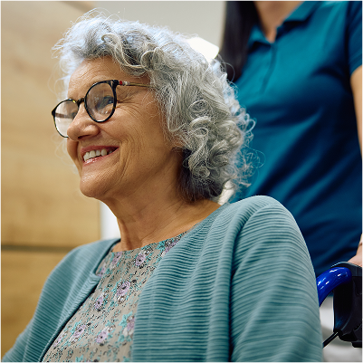 Glimlachende bejaarde vrouw