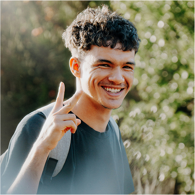 Glimlachende jongen met peace sign