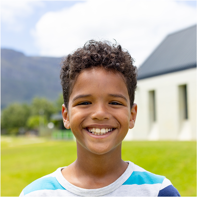 Lachende jongen met stralende glimlach