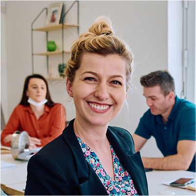 Lachende zakenvrouw met gezonde mond